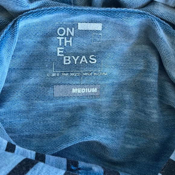 On the Byas pull over lite weight hoodie with front pouch pockets, mens medium - Picture 5 of 5
